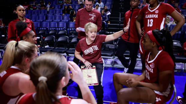 Kristy Curry leads a huddle - Alabama women's basketball at Florida